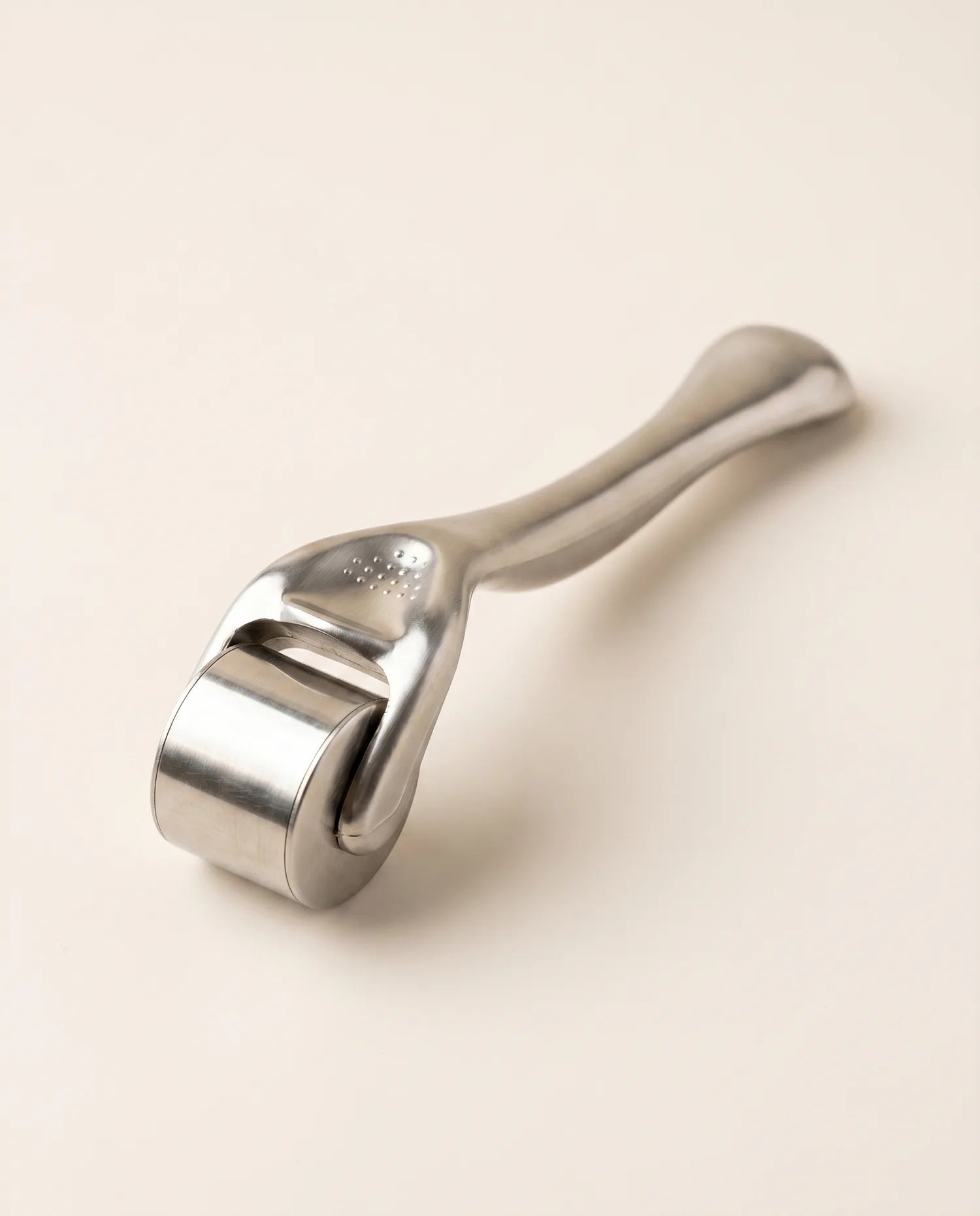 Ice roller — iceroller 02 threequarter
